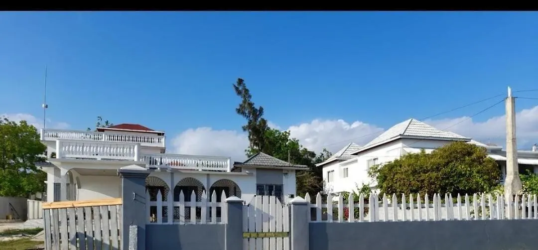 Villa Lola'S On The Beach Whitehouse